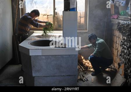 (180410) -- NANCHANG, 10. April 2018 -- Teebauern backen Teeblätter im Dorf Makou im Bezirk Wanli in der Stadt Nanchang, Hauptstadt der ostchinesischen Provinz Jiangxi, 10. April 2018. Der Teegarten in diesem Dorf mit einer Fläche von 1.000 Mu (67 Hektar) wurde von einem kargen Berg umgestaltet. Dank der Teeindustrie ist das jährliche Pro-Kopf-Einkommen der Dorfbewohner um 3.000 Yuan (477 US-Dollar) gestiegen. ) (Xzy) CHINA-NANCHANG-TEE-PRODUKTION (CN) ZhouxMi PUBLICATIONxNOTxINxCHN Stockfoto