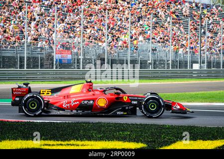 Milano, Italien. September 2023. Der spanische Fahrer Carlos Sainz von Scuderia Ferrari tritt beim ersten Training des Formel-1-Grand-Prix-Wochenendes im Autodromo Nazionale Monza an. (Foto: Andreja Cencic/SOPA Images/SIPA USA) Credit: SIPA USA/Alamy Live News Stockfoto