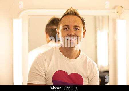 London, Großbritannien. September 2023. John Galea tritt bei der BI Pride UK 2023 auf, die im People's Palace in Mile End, London, stattfindet. (Foto: Phil Lewis/SOPA Images/SIPA USA) Credit: SIPA USA/Alamy Live News Stockfoto