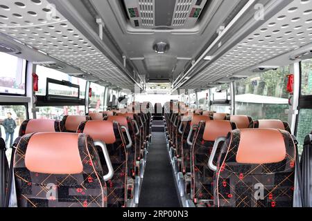 (180411) -- PARIS, 11. April 2018 -- Foto aufgenommen am 10. April 2018 zeigt das Innere eines 100 Prozent Elektrokutschs der Yutong Group in Paris, Frankreich. Die deutsche Busgesellschaft Flixbus sagte Ende Dienstag, dass sie ihre erste elektrische Fernbuslinie in Frankreich eingeführt habe, die vom chinesischen Hersteller Yutong bereitgestellt wurde. )(rh) FRANCE-PARIS-TRANSPORT-FLIXBUS-YUTONG-ELEKTROBUS ChenxYichen PUBLICATIONxNOTxINxCHN Stockfoto