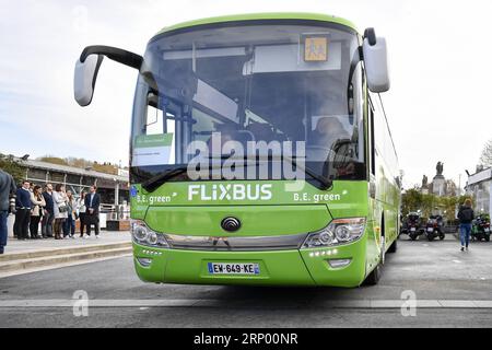 (180411) -- PARIS, 11. April 2018 -- Foto vom 10. April 2018 zeigt einen 100 Prozent Elektrowagen der Yutong Group in Paris, Frankreich. Die deutsche Busgesellschaft Flixbus sagte Ende Dienstag, dass sie ihre erste elektrische Fernbuslinie in Frankreich eingeführt habe, die vom chinesischen Hersteller Yutong bereitgestellt wurde. )(rh) FRANCE-PARIS-TRANSPORT-FLIXBUS-YUTONG-ELEKTROBUS ChenxYichen PUBLICATIONxNOTxINxCHN Stockfoto