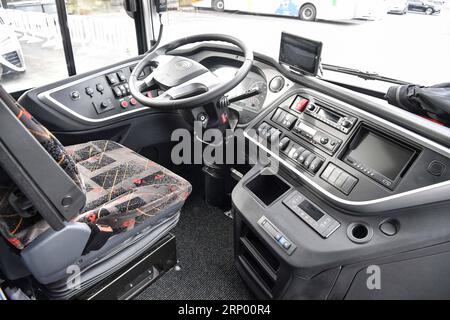 (180411) -- PARIS, 11. April 2018 -- Foto aufgenommen am 10. April 2018 zeigt das Innere eines 100 Prozent Elektrokutschs der Yutong Group in Paris, Frankreich. Die deutsche Busgesellschaft Flixbus sagte Ende Dienstag, dass sie ihre erste elektrische Fernbuslinie in Frankreich eingeführt habe, die vom chinesischen Hersteller Yutong bereitgestellt wurde. )(rh) FRANCE-PARIS-TRANSPORT-FLIXBUS-YUTONG-ELEKTROBUS ChenxYichen PUBLICATIONxNOTxINxCHN Stockfoto
