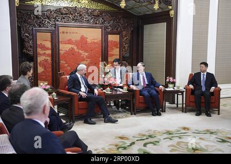 (180411) -- PEKING, 11. April 2018 -- der chinesische Vizepräsident Wang Qishan trifft sich mit einer britischen Delegation, die am 10. China-UK Leadership Forum in Peking, der Hauptstadt Chinas, am 11. April 2018 teilnimmt. Die britische Delegation wurde von David Lidington, dem Minister des Kabinetts, geleitet. ) (Xzy) ZhangxLing PUBLICATIONxNOTxINxCHN Stockfoto