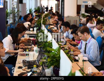 (180411) -- PEKING, 11. April 2018 -- Reporter arbeiten im Nachrichtenzentrum der Jahrestagung des Boao Forum for Asia (BFA) in Boao, Provinz Hainan in Südchina, 11. April 2018. ) (wyl) Xinhua Schlagzeilen: Chinas weitere Öffnung, ein dringend benötigter Impuls für das globale Vertrauen YangxGuanyu PUBLICATIONxNOTxINxCHN Stockfoto