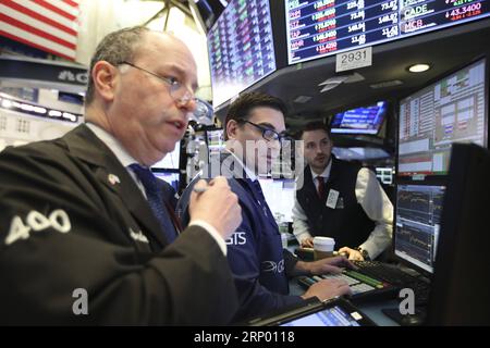 (180411) -- NEW YORK, 11. April 2018 -- Händler arbeiten an der New Yorker Börse in New York, USA, 11. April 2018. Die US-Aktien schlossen am Mittwoch niedriger ab. Der Dow sank um 0,90 Prozent auf 24.189.45, und der S&P 500 löschte 0,55 Prozent auf 2.642,19, während der Nasdaq 0,36 Prozent auf 7.069,03 verlor. ) U.S.-NEW YORK-STOCKS WangxYing PUBLICATIONxNOTxINxCHN Stockfoto