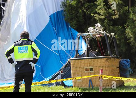 (180412) -- JEJU, 12. April 2018 -- Ein Polizist arbeitet am Ort eines Heißluftballonabsturzes auf der Insel Jeju, Südkorea, 12. April 2018. Eine Person wurde bei einem Unfall mit einem Heißluftballon getötet und 12 weitere verletzt, als sie am frühen Donnerstag landeten. ) (psw) SÜDKOREA-JEJU-HEISSLUFTBALLON-CRASH Newsis PUBLICATIONxNOTxINxCHN Stockfoto