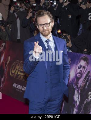 (180412) -- SEOUL, 12. April 2018 -- Tom Hiddleston kreuzt seine Finger, um den Fans während einer Promotion-Veranstaltung von Avengers: Infinity war in Seoul, Südkorea, 12. April 2018 eine Herzform zu geben. (srb) SÜDKOREA-SEOUL-MOVIE-AVENGERS LeexSang-ho PUBLICATIONxNOTxINxCHN Stockfoto