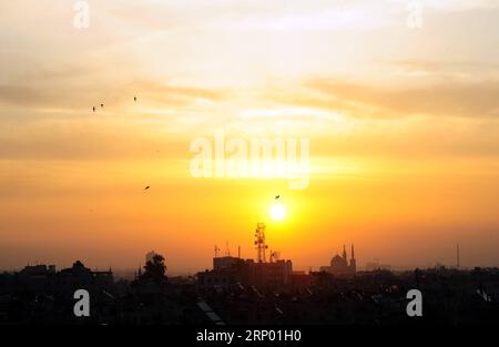 (180412) -- DAMASKUS, 12. April 2018 -- Foto vom 12. April 2018 zeigt den Sonnenaufgang in Damaskus, der Hauptstadt Syriens. ) (psw) SYRIEN-DAMASKUS-SUNRISE AmmarxSafarjalani PUBLICATIONxNOTxINxCHN Stockfoto