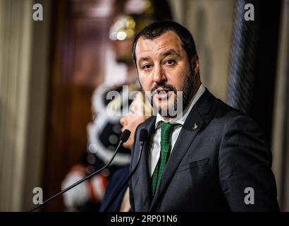 (180412) -- ROM, 12. April 2018 -- der Parteivorsitzende der Liga Matteo Salvini spricht am 12. April 2018 im Quirinale-Palast in Rom, der Hauptstadt Italiens, vor den Medien. Der erste Tag der zweiten Runde der offiziellen Regierungsgespräche in Italien endete am Donnerstag in einem offensichtlichen Stall, als führende politische Parteien sich in ihre widersprüchlichen Positionen vertieften. ) GESPRÄCHE ZWISCHEN ITALIEN UND ROM UND DER REGIERUNG - ZWEITE RUNDE JINXYU PUBLICATIONXNOTXINXCHN Stockfoto