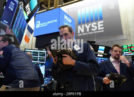 (180412) -- NEW YORK, 12. April 2018 -- Händler arbeiten am 12. April 2018 an der New Yorker Börse in New York, USA. Die US-Aktien schlossen am Donnerstag höher. Der Dow Jones Industrial Average gewann 293,60 Punkte oder 1,21 Prozent auf 24.483.05. Die S&P 500 stieg um 21,80 Punkte oder 0,83 Prozent auf 2.663,99. Der Nasdaq Composite Index stieg um 71,22 Punkte oder 1,01 Prozent auf 7.140,25. ) US-NEW YORK-STOCKS LixRui PUBLICATIONxNOTxINxCHN Stockfoto