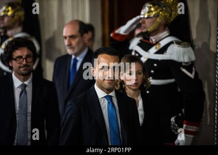 (180412) -- ROM, 12. April 2018 -- Italiens Führer der fünf-Sterne-Bewegung Luigi Di Maio (Front) nimmt am 12. April 2018 an einer Pressekonferenz im Quirinale-Palast in Rom, der Hauptstadt Italiens, Teil. Der erste Tag der zweiten Runde der offiziellen Regierungsgespräche in Italien endete am Donnerstag in einem offensichtlichen Stall, als führende politische Parteien sich in ihre widersprüchlichen Positionen vertieften. ) GESPRÄCHE ZWISCHEN ITALIEN UND ROM UND DER REGIERUNG - ZWEITE RUNDE JINXYU PUBLICATIONXNOTXINXCHN Stockfoto