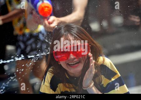 (180413) -- BANGKOK, 13. April 2018 -- Eine Frau nimmt an Wassergewehrschlachten Teil, während der Feierlichkeiten zum Songkran Festival, Thailands traditionellem Neujahrsfest, im Siam-Einkaufsviertel von Bangkok, Thailand, 13. April 2018. ) (Zjl) THAILAND-BANGKOK-SONGKRAN FESTIVAL RachenxSageamsak PUBLICATIONxNOTxINxCHN Stockfoto