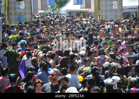 (180413) -- BANGKOK, 13. April 2018 -- Menschen nehmen an Wassergewehrschlachten Teil, während der Feierlichkeiten zum Songkran Festival, Thailands traditionellem Neujahrsfest, im Siam-Einkaufsviertel von Bangkok, Thailand, 13. April 2018. ) (Zjl) THAILAND-BANGKOK-SONGKRAN FESTIVAL RachenxSageamsak PUBLICATIONxNOTxINxCHN Stockfoto