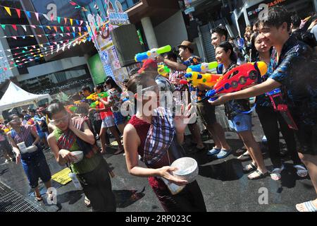 (180413) -- BANGKOK, 13. April 2018 -- Menschen nehmen an Wassergewehrschlachten Teil, während der Feierlichkeiten zum Songkran Festival, Thailands traditionellem Neujahrsfest, im Siam-Einkaufsviertel von Bangkok, Thailand, 13. April 2018. ) (Zjl) THAILAND-BANGKOK-SONGKRAN FESTIVAL RachenxSageamsak PUBLICATIONxNOTxINxCHN Stockfoto