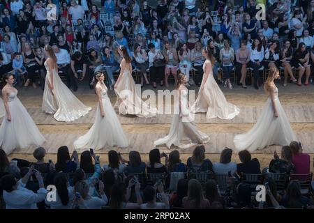 (180413) -- BUDAPEST, 13. April 2018 -- Models präsentieren Kreationen der Designerin Anita Benes von Daalarna, einer ungarischen Marke, während einer Modenschau in Budapest, Ungarn am 13. April 2018. ) UNGARN-BUDAPEST-FASHION-SHOW AttilaxVolgyi PUBLICATIONxNOTxINxCHN Stockfoto