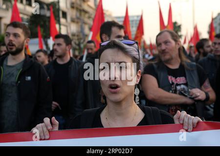 (180414) -- ATHEN, 14. April 2018 -- Demonstranten schreien Parolen während einer Kundgebung gegen militärische Intervention in Syrien, außerhalb der US-Botschaft in Athen, Griechenland, am 13. April 2018. Mehr als 4.000 Menschen nahmen am Freitag an den Kundgebungen in Athen Teil. ) (yy) GRIECHENLAND-ATHEN-US-DEMONSTRATION MariosxLolos PUBLICATIONxNOTxINxCHN Stockfoto