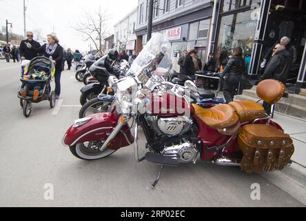 (180414) -- PORT DOVER, 14. April 2018 -- Leute versammeln sich am Freitag zur 13. Motorradrallye in Port Dover, Ontario, Kanada, am 13. April 2018. Die traditionelle Veranstaltung findet jeden Freitag, den 13., in der kleinen Stadt im Südwesten Ontarios seit 1981 statt.) (yy) CANADA-PORT DOVER-FRIDAY DIE 13. MOTORRADRALLYE Zouxzheng PUBLICATIONxNOTxINxCHN Stockfoto