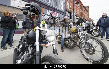 (180414) -- PORT DOVER, 14. April 2018 -- Leute versammeln sich am Freitag zur 13. Motorradrallye in Port Dover, Ontario, Kanada, am 13. April 2018. Die traditionelle Veranstaltung findet jeden Freitag, den 13., in der kleinen Stadt im Südwesten Ontarios seit 1981 statt.) (yy) CANADA-PORT DOVER-FRIDAY DIE 13. MOTORRADRALLYE Zouxzheng PUBLICATIONxNOTxINxCHN Stockfoto