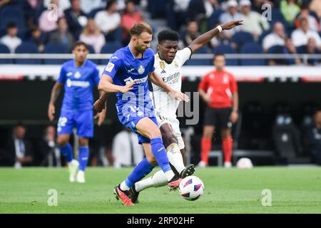 Madrid, Spanien. September 2023. Aurelien Tchouameni (R) von Real Madrid spielt mit Borja Mayoral von Getafe während eines spanischen Fußballspiels der La Liga zwischen Real Madrid und Getafe CF in Madrid, Spanien, am 2. September 2023. Quelle: Gustavo Valiente/Xinhua/Alamy Live News Stockfoto