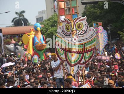 (180414) -- DHAKA, 14. April 2018 -- Menschen feiern das Bengalische Neujahr 1425 in Dhaka, Bangladesch am 14. April 2018. ) (swt) BANGLADESCH-DHAKA-BENGALI-NEUJAHR Salimxreza PUBLICATIONxNOTxINxCHN Stockfoto