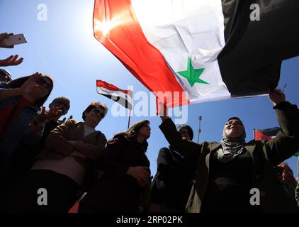 (180414) -- AMMAN, 14. April 2018 -- Demonstranten schwenken syrische Flaggen während eines Protestes nach einer Welle von US-amerikanischen, britischen und französischen Militärschlägen auf Syrien vor der amerikanischen Botschaft in Amman, Jordanien, 14. April 2018. ) (swt) JORDAN-AMMAN-PROTEST MohammadxAbuxGhosh PUBLICATIONxNOTxINxCHN Stockfoto
