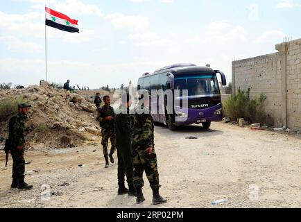 (180414) -- DOUMA, 14. April 2018 -- Ein Bus, der die Rebellen und ihre Familien aus dem Bezirk Douma bringt, kommt am 14. April 2018 im Gebiet Wafideen nordöstlich der Hauptstadt Damaskus in Syrien an. Rund 93 Busse mit Hunderten von Militanten der Islamarmee und ihren Familien an Bord bereiteten sich am Freitag vor, Damaskus im östlichen Douma-Bezirk zu evakuieren, während Berichten über die Ankunft der Ermittler von Chemiewaffen am Samstag stattgegeben wurde, um nach Vorwürfen des Einsatzes von Giftgas in Douma zu suchen. ) (Zjl) SYRIEN-DAMASKUS-DOUMA-REBELLEN-EVAKUIERUNG AmmarxSafarjalani PUBLICATIONxNOTxINxCHN Stockfoto