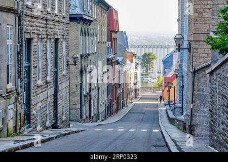 Ein Foto, das am frühen Morgen in einer ruhigen Straße in der Altstadt von Québec aufgenommen wurde. Stockfoto