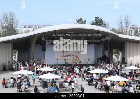 (180415) -- BERLIN, 15. April 2018 -- Foto aufgenommen am 15. April 2018 zeigt einen Blick auf die Aufführung des Kirschblütenfestivals in den Gärten der Welt im Osten Berlins. Rund 25.000 Besucher werden am 12. Kirschblütenfest teilnehmen. ) DEUTSCHLAND-BERLIN-KIRSCHBLÜTENFEST ShanxYuqi PUBLICATIONxNOTxINxCHN Stockfoto