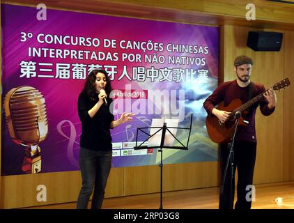 (180416) -- LISSABON, 16. April 2018 -- die portugiesischen Teilnehmer singen chinesische Lieder während des portugiesischen Gesangswettbewerbs im Macau Science and Cultural Center in Lissabon, Portugal, am 15. April 2018. )(yk) PORTUGAL-LISSABON-CHINESISCHER MUSIKWETTBEWERB ZhangxLiyun PUBLICATIONxNOTxINxCHN Stockfoto