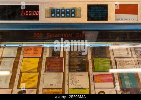 Ipoh, Malaysia - August 20,2023 : Nahaufnahme der klassischen Jukebox, es hat Knöpfe mit Buchstaben und Zahlen auf ihnen, die verwendet werden, um Specif auszuwählen Stockfoto