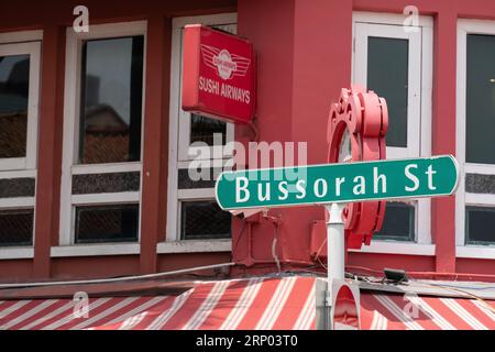 Singapur - August 28,2023 : Straßenschild der Bussorah Street von der Stadt in Singapur Stockfoto