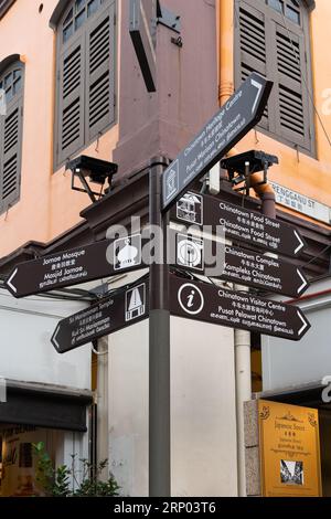 Singapur - August 28,2023: Crossroad-Wegweiser in Chinatown in Singapur. Stockfoto