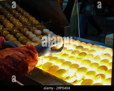 (180417) -- YANGZHOU, 17. April 2018 -- Ein Arbeiter kontrolliert die gesalzenen Enteneier in der Stadt Gaoyou in Yangzhou, ostchinesische Provinz Jiangsu, 16. April 2018. Gaoyou ist bekannt für die Herstellung von gesalzenen Enteneiern. ) (Zyd) CHINA-JIANGSU-GESALZENE ENTENEIER (CN) YuxXing PUBLICATIONxNOTxINxCHN Stockfoto