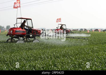 (180417) -- BOZHOU, 17. April 2018 -- Farmers Work in Fields in Xiangshan Village, Bozhou City, East China's Anhui Province, 17. April 2018. ) (Zwx) CHINA-SPRING-FARM WORK (CN) HuxWeiguo PUBLICATIONxNOTxINxCHN Stockfoto