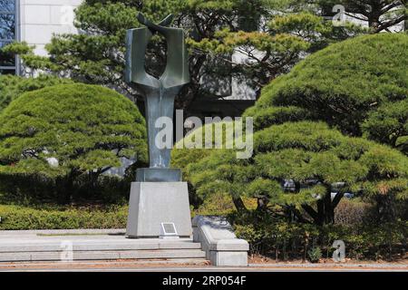 (180420) -- PANMUNJOM, 20. April 2018 -- Eine Statue ist am 18. April 2018 vor dem Peace House, einem südkoreanischen Gebäude im Grenzdorf Panmunjom in der entmilitarisierten Zone (DMZ), zu sehen. Das Gipfeltreffen zwischen dem südkoreanischen Präsidenten Moon Jae-in und Kim Jong UN, dem Spitzenführer der Demokratischen Volksrepublik Korea (DVRK), ist für April 27 im Peace House geplant. (lx) SÜDKOREA-DVRK-PANMUNJOM-POLITICS WangxJingqiang PUBLICATIONxNOTxINxCHN Stockfoto