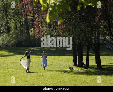 (180419) -- BRÜSSEL, 19. April 2018 -- Menschen genießen Sonnenschein in einem Park in Brüssel, Belgien, 19. April 2018. Die Temperatur stieg hier am Donnerstag auf etwa 28 Grad Celsius, was den heißesten April seit Wetterrekorden darstellt. ) BELGIEN-BRÜSSEL-FRÜHLING YexPingfan PUBLICATIONxNOTxINxCHN Stockfoto