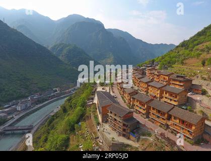 (180421) -- YA AN, 21. April 2018 -- Luftaufnahme vom 19. April 2018 zeigt das neu erbaute Dorf Xueshan im Baoxing County der Stadt Ya an, Provinz Sichuan im Südwesten Chinas. Am 20. April 2013 traf ein Erdbeben der Stärke 7,0 Sie und verursachte verschiedene Schäden an Gebäuden, dem Straßenverkehr und anderen Infrastrukturen in diesem Gebiet. Nach fünf Jahren des aktiven Wiederaufbaus erhebt sich ein neues Ya an aus den Erdbebenruinen und nimmt nun ein neues Aussehen an. ) (SXK) CHINA-SICHUAN-YA EIN NEUER LOOK NACH ERDBEBEN (CN) LIUXKUN PUBLICATIONXNOTXINXCHN Stockfoto