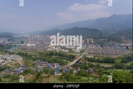 (180421) -- YA AN, 21. April 2018 -- Luftaufnahme vom 17. April 2018 zeigt das neu erbaute Lushan County der Ya an City, südwestchinesische Provinz Sichuan. Am 20. April 2013 traf ein Erdbeben der Stärke 7,0 Sie und verursachte verschiedene Schäden an Gebäuden, dem Straßenverkehr und anderen Infrastrukturen in diesem Gebiet. Nach fünf Jahren des aktiven Wiederaufbaus erhebt sich ein neues Ya an aus den Erdbebenruinen und nimmt nun ein neues Aussehen an. ) (SXK) CHINA-SICHUAN-YA EIN NEUER LOOK NACH ERDBEBEN (CN) JIANGXHONGJING PUBLICATIONXNOTXINXCHN Stockfoto