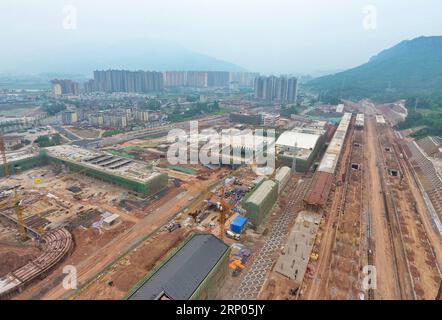 (180421) -- YA AN, 21. April 2018 -- Luftaufnahme vom 19. April 2018 zeigt den Bahnhof Ya an, der in der Stadt Ya an in der Provinz Sichuan im Südwesten Chinas gebaut wird. Am 20. April 2013 traf ein Erdbeben der Stärke 7,0 Sie und verursachte verschiedene Schäden an Gebäuden, dem Straßenverkehr und anderen Infrastrukturen in diesem Gebiet. Nach fünf Jahren des aktiven Wiederaufbaus erhebt sich ein neues Ya an aus den Erdbebenruinen und nimmt nun ein neues Aussehen an. ) (SXK) CHINA-SICHUAN-YA EIN NEUER LOOK NACH ERDBEBEN (CN) LIUXKUN PUBLICATIONXNOTXINXCHN Stockfoto