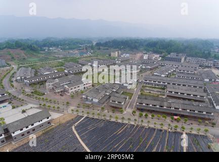 (180421) -- YA AN, 21. April 2018 -- Luftaufnahme vom 19. April 2018 zeigt die neu errichteten Gebäude in der Stadt Zhongli im Bezirk Yucheng in der Stadt Ya an, Provinz Sichuan im Südwesten Chinas. Am 20. April 2013 traf ein Erdbeben der Stärke 7,0 Sie und verursachte verschiedene Schäden an Gebäuden, dem Straßenverkehr und anderen Infrastrukturen in diesem Gebiet. Nach fünf Jahren des aktiven Wiederaufbaus erhebt sich ein neues Ya an aus den Erdbebenruinen und nimmt nun ein neues Aussehen an. ) (SXK) CHINA-SICHUAN-YA EIN NEUER LOOK NACH ERDBEBEN (CN) JIANGXHONGJING PUBLICATIONXNOTXINXCHN Stockfoto