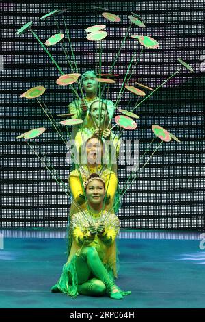 (180422) -- PHNOM PENH, 22. April 2018 -- Folk Artists from East China s Jiangsu Province perform plate Spinning in Phnom Penh, Kambodscha, am 21. April 2018. Eine Gruppe chinesischer Künstler aus Jiangsu führte hier am Samstag eine Vielzahl traditioneller Tänze, Lieder und Akrobatik auf, um den 60. Jahrestag der diplomatischen Beziehungen zwischen China und Kambodscha zu feiern. ) (YY) KAMBODSCHA-PHNOM PENH-CHINESE ARTS PERFORMANCE-ANNIVERSARY-DIPLOMATIC TIES SOVANNARA PUBLICATIONXNOTXINXCHN Stockfoto