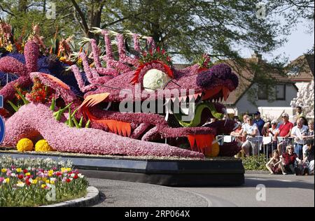 (180422) -- LISSE (NIEDERLANDE), 22. April 2018 -- Foto vom 21. April 2018 zeigt die jährliche Blumenparade in Lisse, Niederlande. Zwanzig riesige Blumenflotten reisten am Samstag auf einer 42 Kilometer langen Strecke von Noordwijk nach Haarlemb und zogen über eine Million Besucher aus Holland und dem Ausland an. ) (yk) NIEDERLANDE-LISSE-BLUMENPARADE YexPingfan PUBLICATIONxNOTxINxCHN Stockfoto