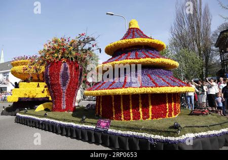 (180422) -- LISSE (NIEDERLANDE), 22. April 2018 -- Foto vom 21. April 2018 zeigt die jährliche Blumenparade in Lisse, Niederlande. Zwanzig riesige Blumenflotten reisten am Samstag auf einer 42 Kilometer langen Strecke von Noordwijk nach Haarlemb und zogen über eine Million Besucher aus Holland und dem Ausland an. ) (yk) NIEDERLANDE-LISSE-BLUMENPARADE YexPingfan PUBLICATIONxNOTxINxCHN Stockfoto