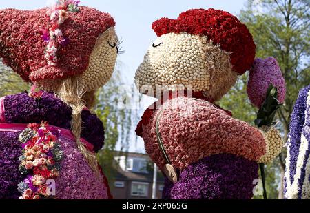 (180422) -- LISSE (NIEDERLANDE), 22. April 2018 -- Foto vom 21. April 2018 zeigt die jährliche Blumenparade in Lisse, Niederlande. Zwanzig riesige Blumenflotten reisten am Samstag auf einer 42 Kilometer langen Strecke von Noordwijk nach Haarlemb und zogen über eine Million Besucher aus Holland und dem Ausland an. ) (yk) NIEDERLANDE-LISSE-BLUMENPARADE YexPingfan PUBLICATIONxNOTxINxCHN Stockfoto