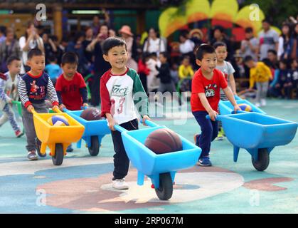 (180422) -- PEKING, 22. April 2018 -- Kinder nehmen an Sportspielen im Kindergarten Nr. 2 des Bezirks Hedong in Tianjin, Nordchina, 19. April 2018, Teil. ) XINHUA PHOTO WEEKLY CHOICES (CN) LiuxDongyue PUBLICATIONxNOTxINxCHN Stockfoto