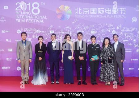(180422) -- PEKING, 22. April 2018 -- Darsteller des Films Göttinnen in den Flammen des Krieges posieren auf dem roten Teppich für die Abschlusszeremonie des 8. Internationalen Filmfestivals in Peking (BJIFF) in Peking, Hauptstadt Chinas, 22. April 2018. )(MP) CHINA-BEIJING-FILM FESTIVAL-CLOSING (CN) JinxLiangkuai PUBLICATIONxNOTxINxCHN Stockfoto