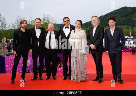 (180422) -- PEKING, 22. April 2018 -- Jurymitglieder posieren auf dem roten Teppich für die Abschlusszeremonie des 8. Beijing International Film Festival (BJIFF) in Peking, Hauptstadt Chinas, 22. April 2018. )(MP) CHINA-BEIJING-FILM FESTIVAL-CLOSING (CN) ZhangxYuwei PUBLICATIONxNOTxINxCHN Stockfoto