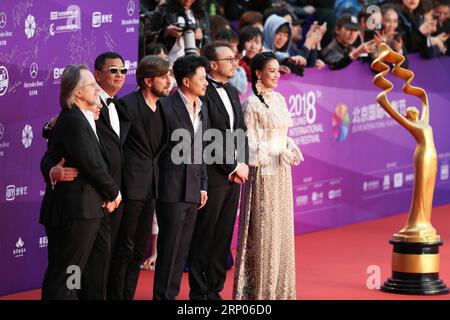 (180422) -- PEKING, 22. April 2018 -- Jurymitglieder posieren auf dem roten Teppich für die Abschlusszeremonie des 8. Beijing International Film Festival (BJIFF) in Peking, Hauptstadt Chinas, 22. April 2018. )(MP) CHINA-BEIJING-FILM FESTIVAL-CLOSING (CN) ZhengxHuansong PUBLICATIONxNOTxINxCHN Stockfoto