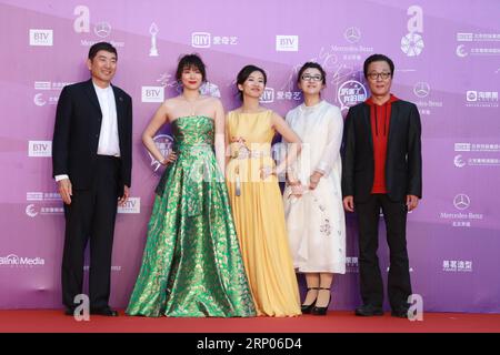 (180422) -- PEKING, 22. April 2018 -- Cast Mitglieder des Films Blood 13 posieren auf dem roten Teppich für die Abschlusszeremonie des 8. Beijing International Film Festival (BJIFF) in Peking, Hauptstadt von China, 22. April 2018. )(MP) CHINA-BEIJING-FILM FESTIVAL-CLOSING (CN) CaixYang PUBLICATIONxNOTxINxCHN Stockfoto