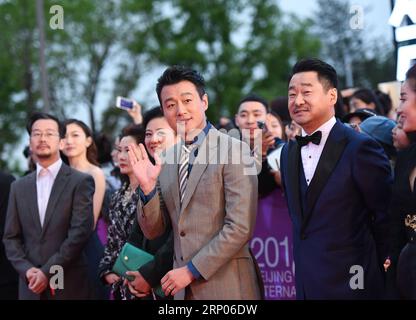 (180422) -- PEKING, 22. April 2018 -- die Schauspieler Tong Dawei (Front, 1. L) und Wang Jingchun (Front, 2. L) posieren auf dem roten Teppich für die Abschlusszeremonie des 8. Internationalen Filmfestivals von Peking (BJIFF) in Peking, der Hauptstadt Chinas, am 22. April 2018. )(MP) CHINA-BEIJING-FILM FESTIVAL-CLOSING (CN) PurbuxZhaxi PUBLICATIONxNOTxINxCHN Stockfoto